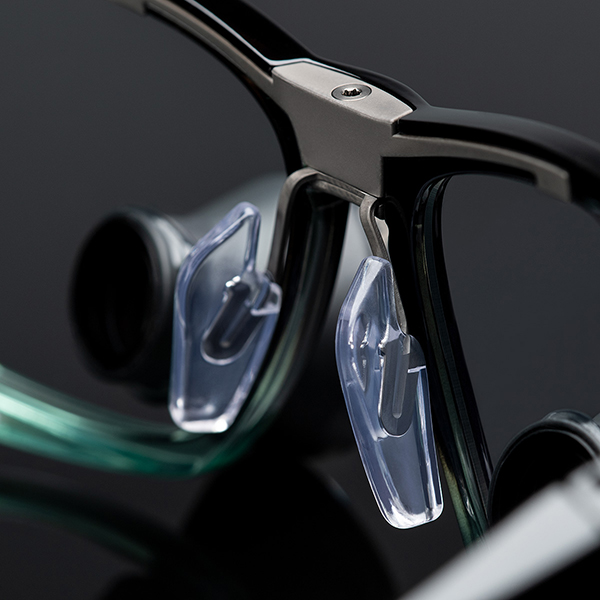 Nasello anatomico regolabile delle loupes Univet Look & Cool Galilean per comfort e stabilità personalizzati
